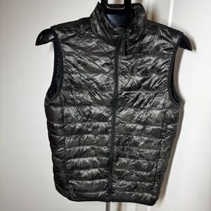 Uniqlo Ultra Light Down Camo Packable Vest (small)